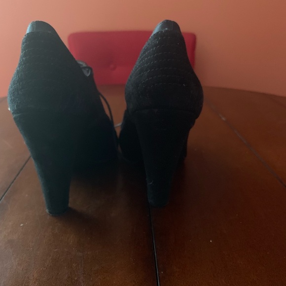 Shoes - Picture 3 of 4